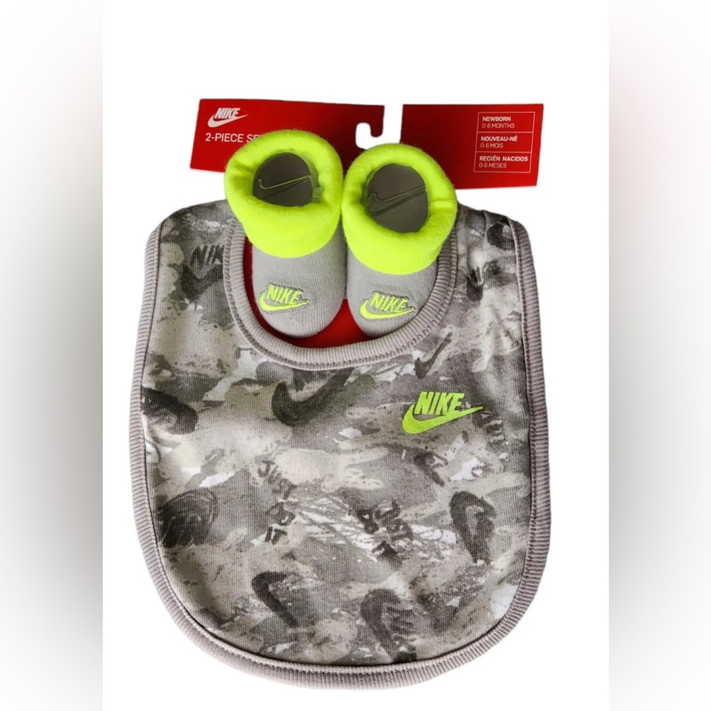 NIKE 2 Piece Bib & Sock Set 0-6 Months Gray Camo & Green Baby Gift
